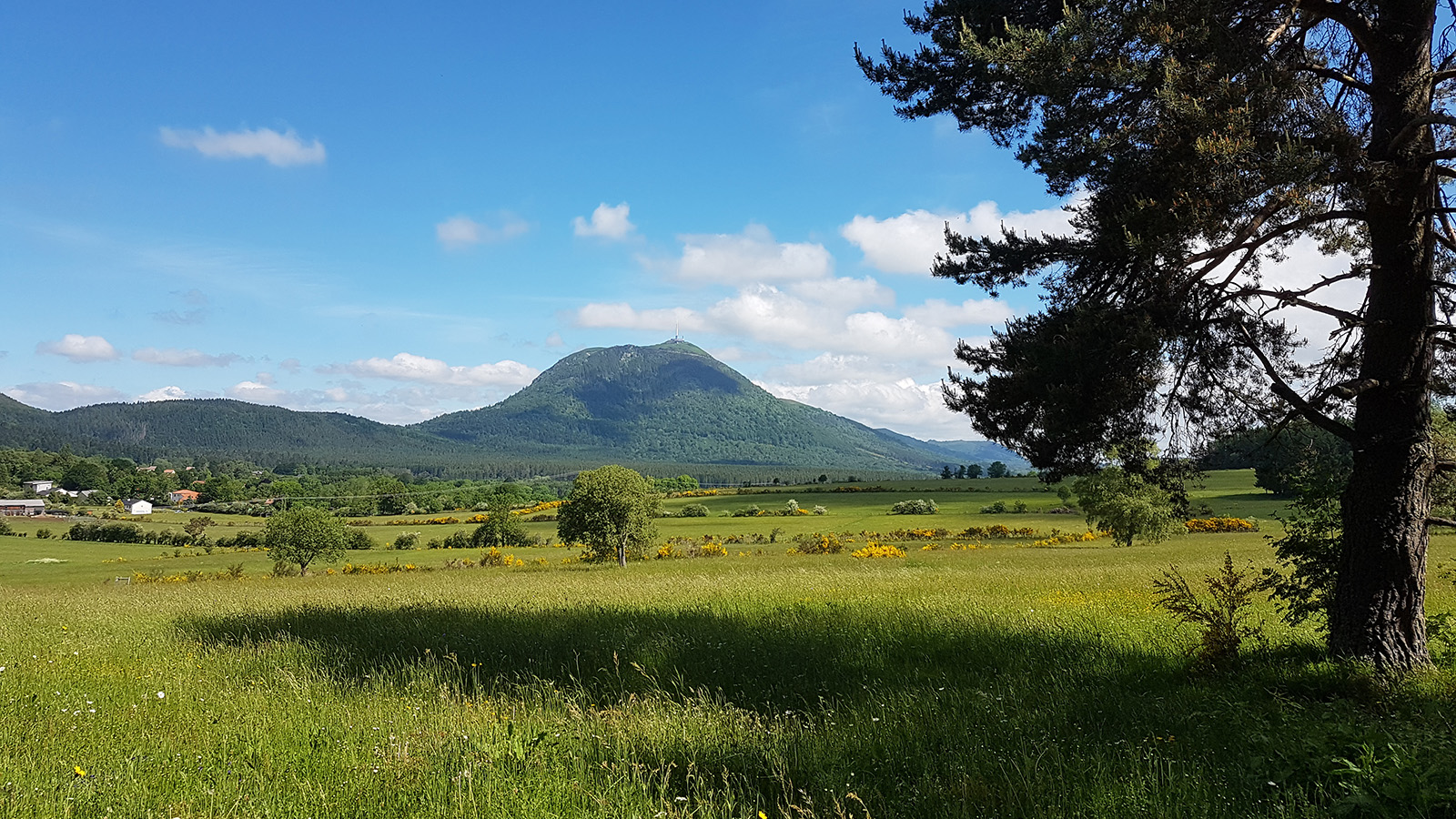 Au pied du puy de Mercœur