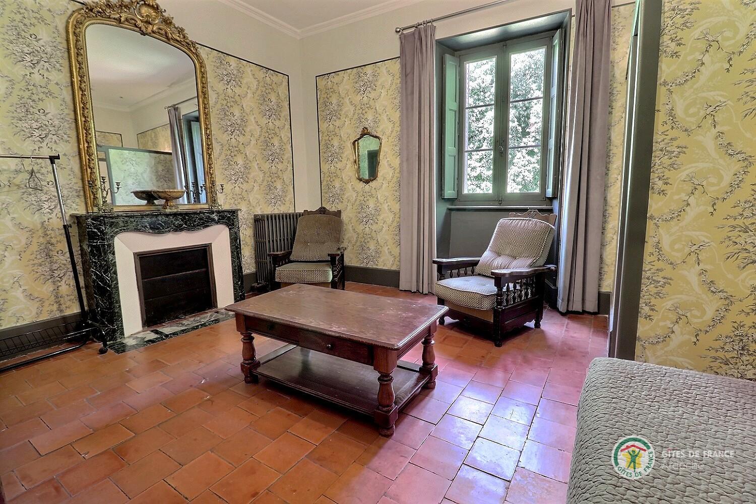 Chambre kaki avec un lit en 140, salon détente et salle d'eau privative