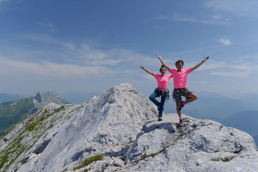 Yannick et une cliente au sommet d'une montagne