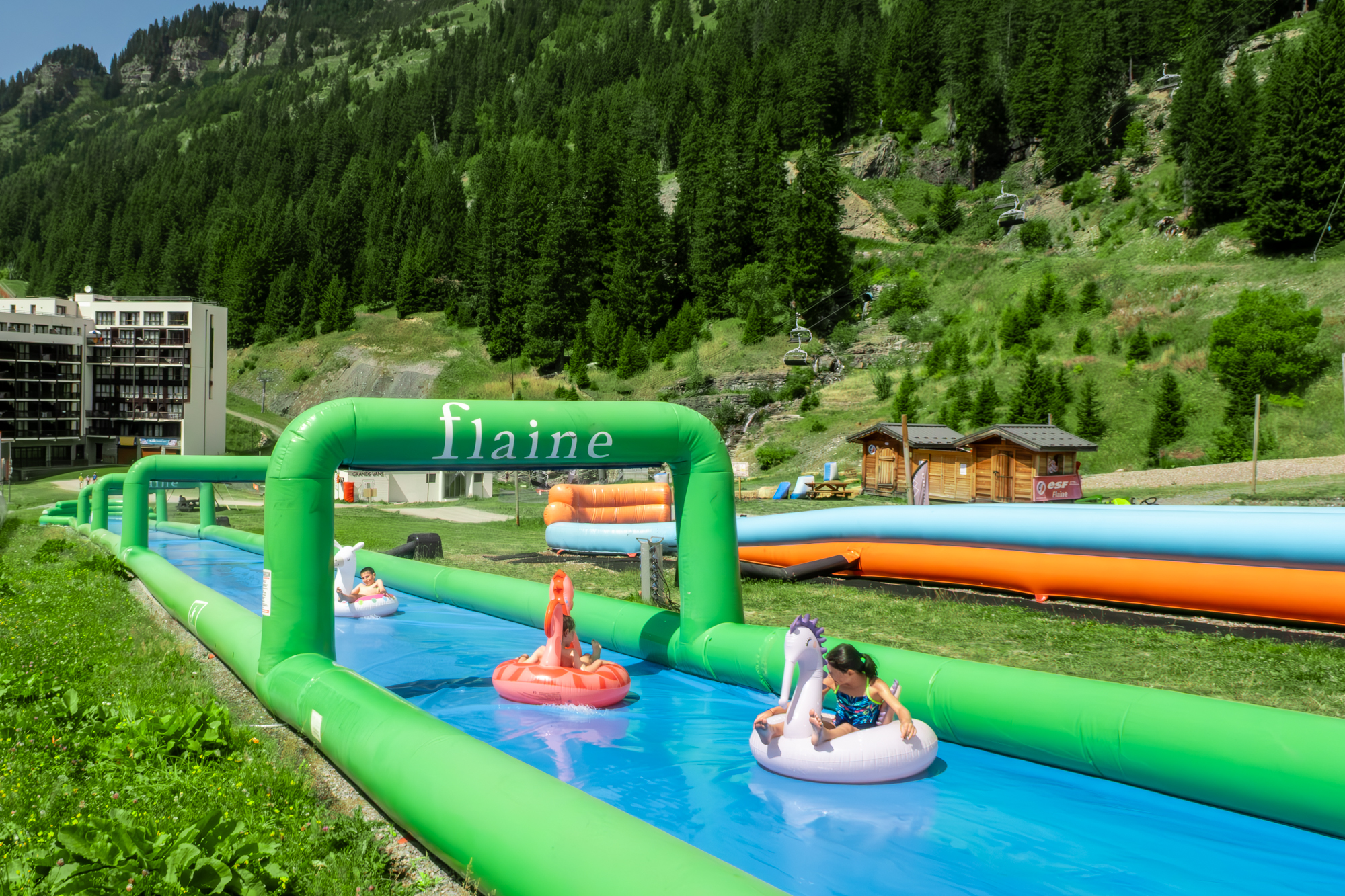 Kinderen die van de glijbaan afglijden