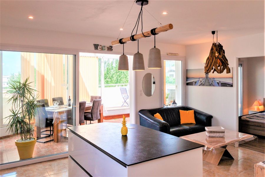 Vue de la cuisine ouverte sur le salon