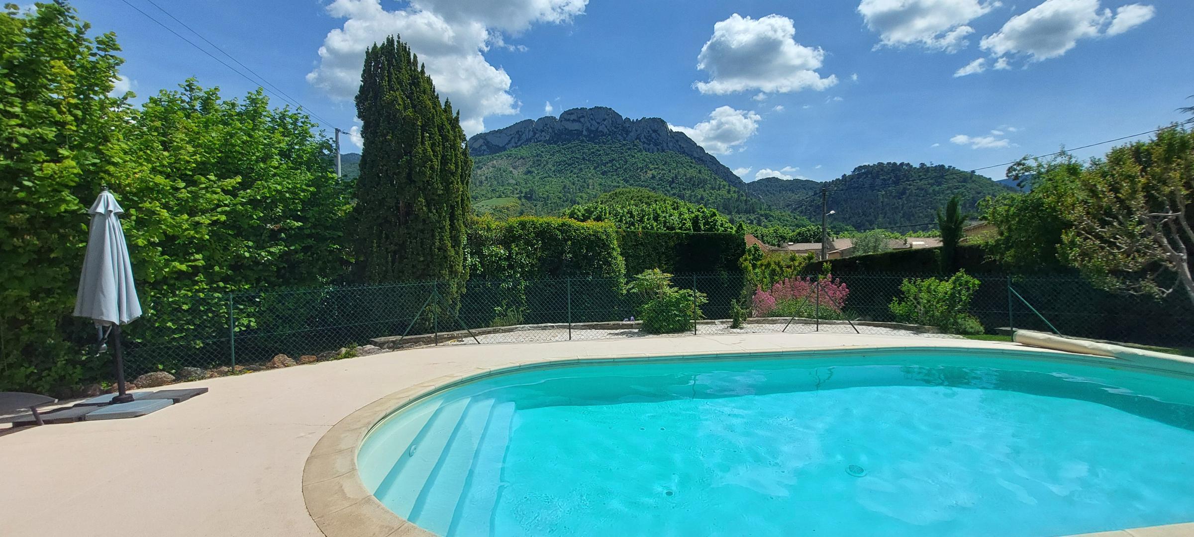 Farniente au bord de la piscine entourée de verdure