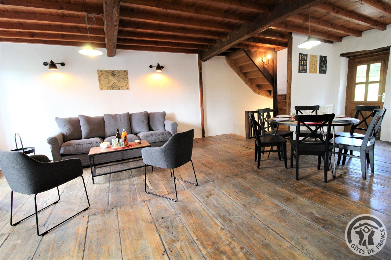 Gîte 'Le Petit Colombier' à Chambost-Longessaigne (Rhône, Ouest de Lyon - Sud de Tarare) : parquet d'époque, poutres apparentes, bois et décoration soignée.