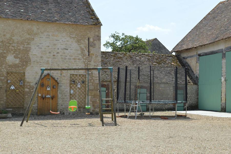 Bienvenue les enfants, sous la surveillance de leurs parents, le trampoline et les balançoires pour les petits, sont à disposition  dans le jardin 