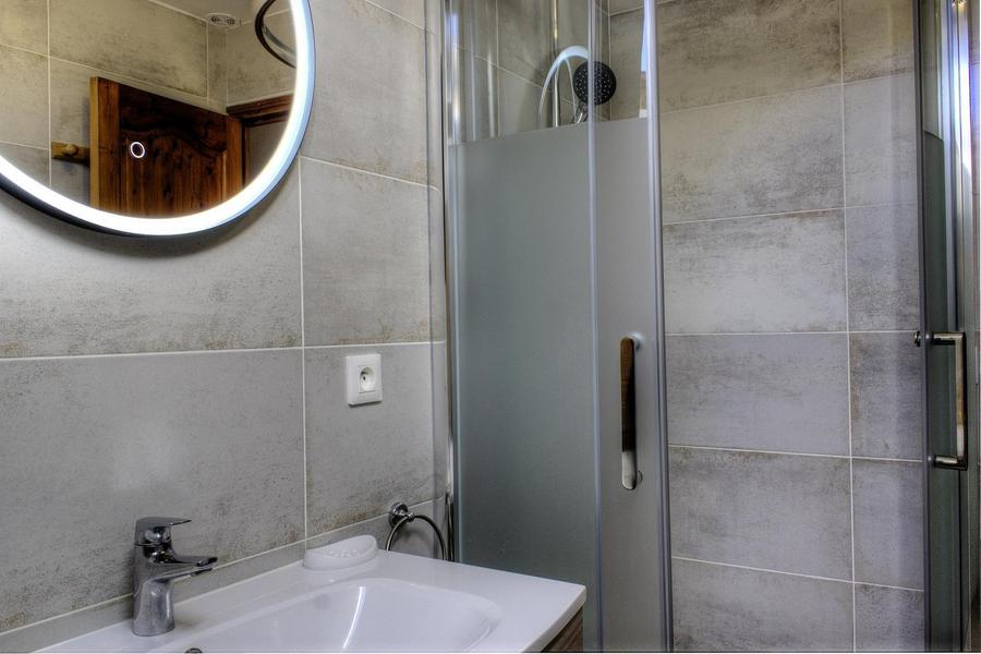 Gîte Auron - l'Oustal n°1-Salle d'eau-Saint-Étienne-de-Tinée-Gîtes de France des Alpes-Maritimes