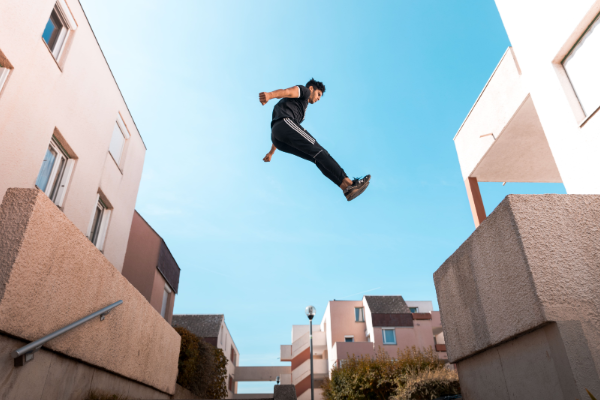 "Les Guides en scène" : Evry-Courcouronnes : découvertes urbaines avec les Yamakasi