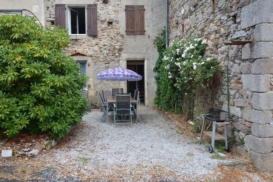 terrasse-La Garrigue Petit Gîte-St Salvy de la Balme-Gîtes de France