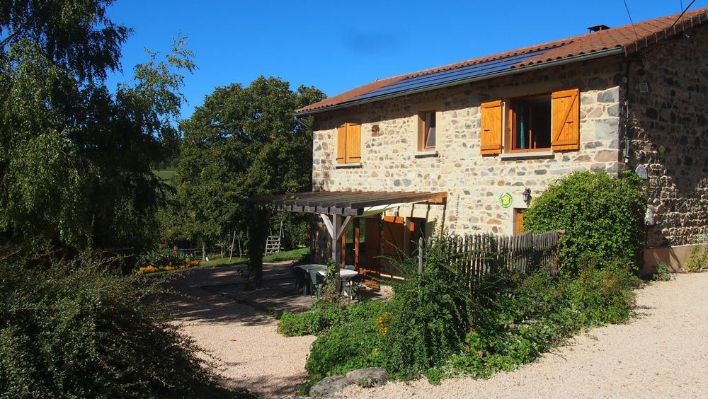 Gîte des Monneries, Poule-les Echarmeaux dans les monts du Beaujolais, location de vacances idéale en famille ou entre amis.