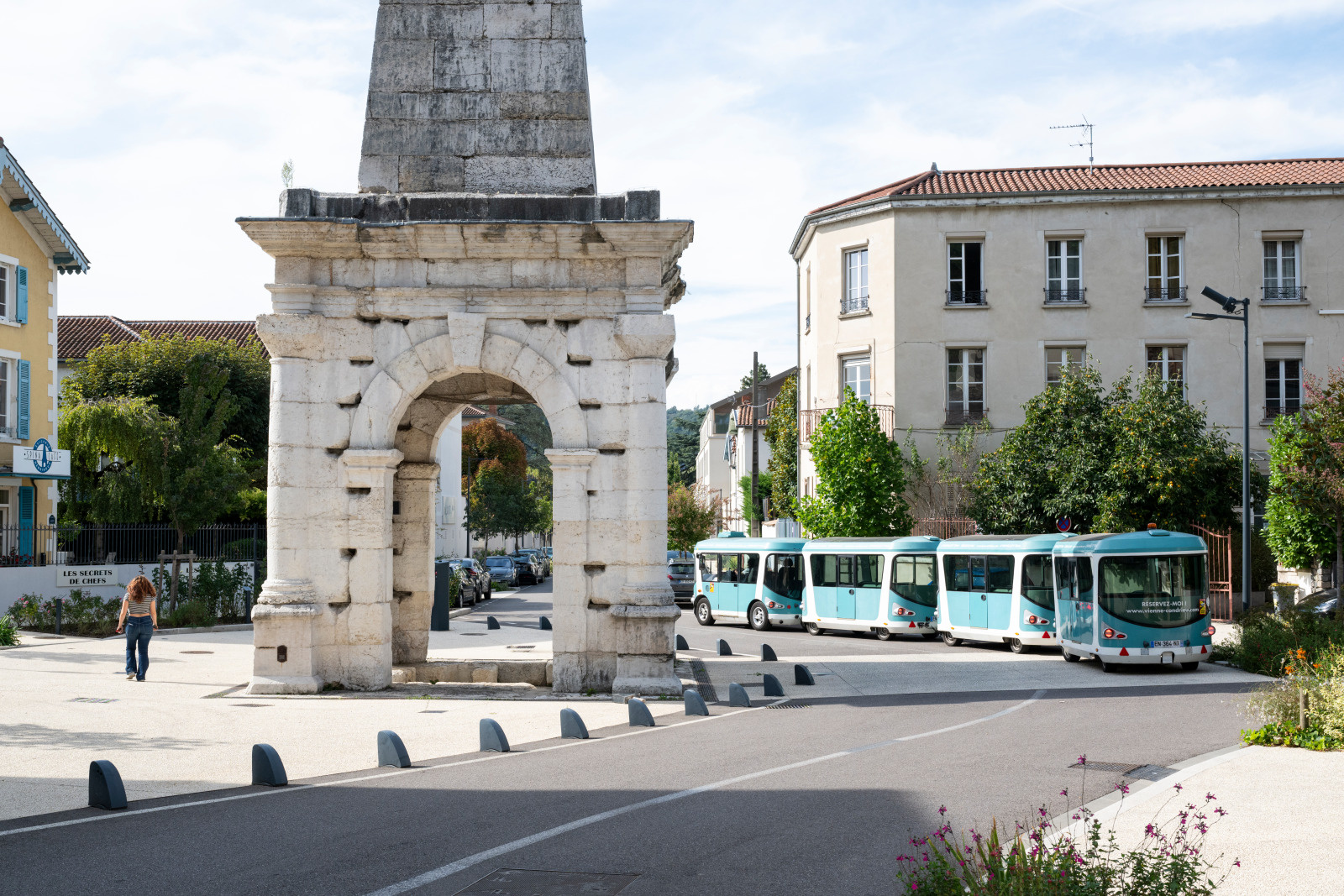 City Tram de Vienne passant devant la Pyramide, vestige antique.