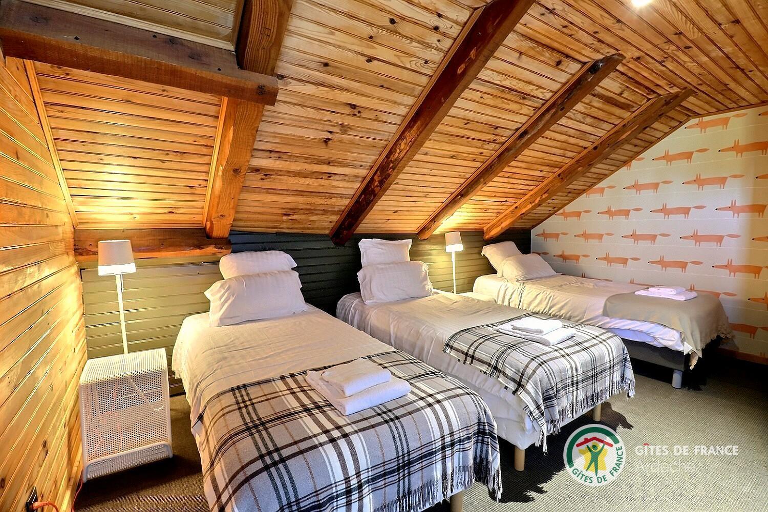 Chambre avec 3 lits 90 au niveau 2