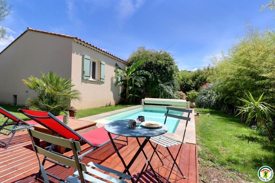 Piscine privative (3x6m, accessible de mai à septembre, selon météo, sécurisée par un volet roulant). 