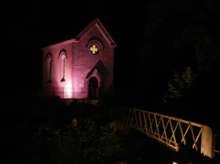 Éclairage nocturne de la Chapelle du Bienheureux Jean d