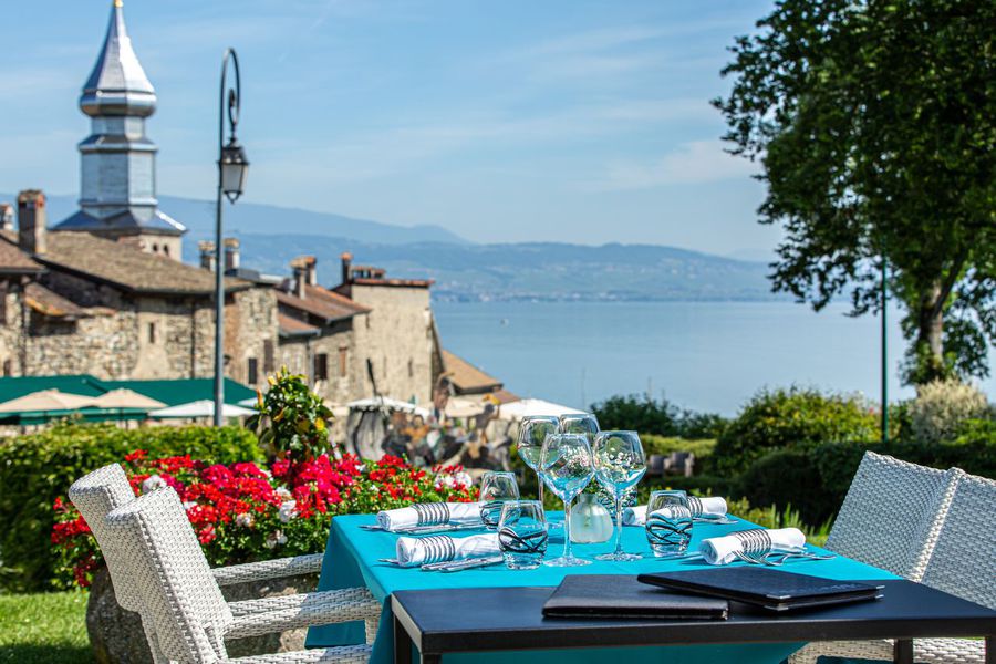 Restaurant/ terrasse avec vue sur le lac