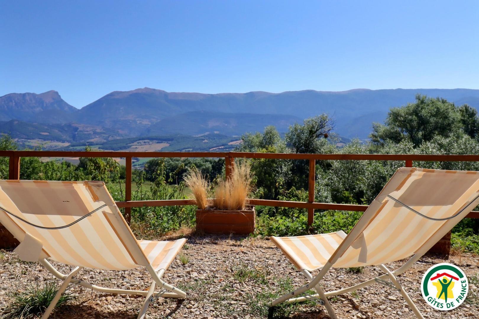Vue imprenable sur les montagnes depuis les transats du gîte