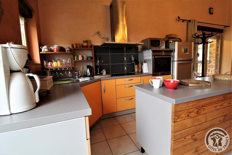 Grand gîte \'La Mamounière\' à St-Jean-la-Bussière - maison de vacances 4 chambres (Rhône, Beaujolais vert, Près du Lac des sapins) : séjour, espace cuisine tout équipé.