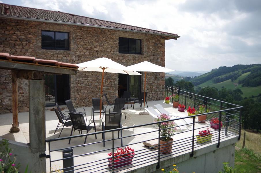 Gîte du Grand Peisselay à VALSONNE (Rhône - Beaujolais Vert) : la terrasse.