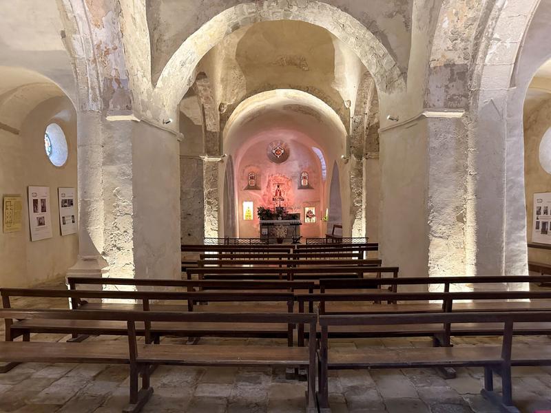 Pont de Labeaume - Intérieur église romane de Nieigles ©sourcesetvolcans