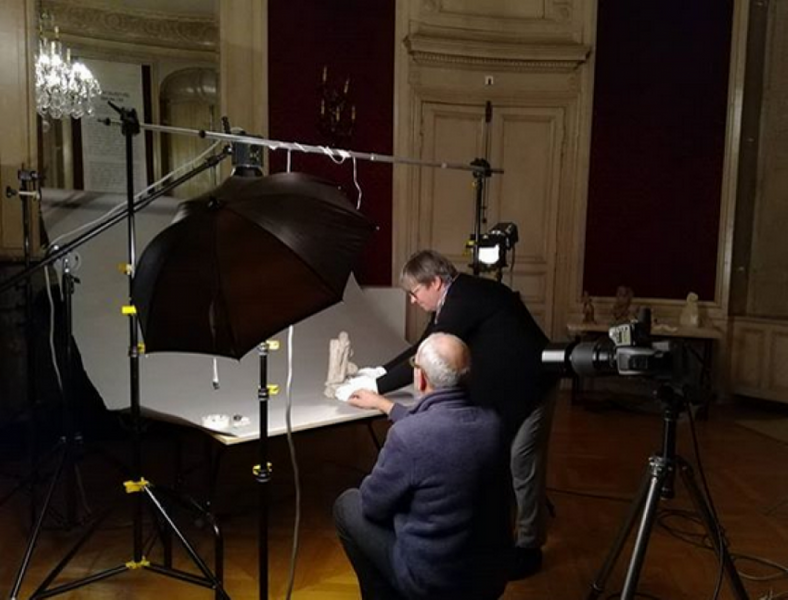 Agents du musée photographiant une oeuvre de la collection 