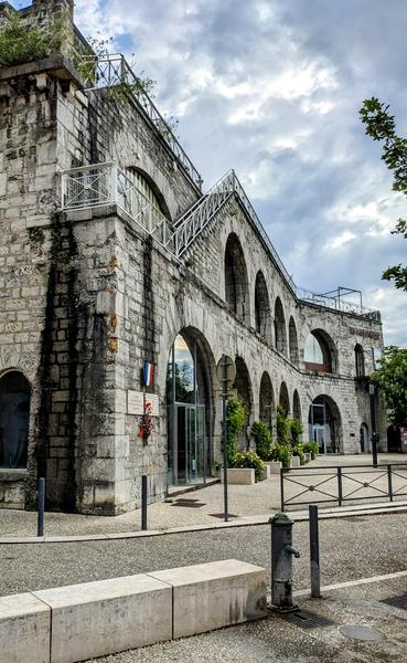 Comment simuler le fusion de deux trous noirs ?_Grenoble