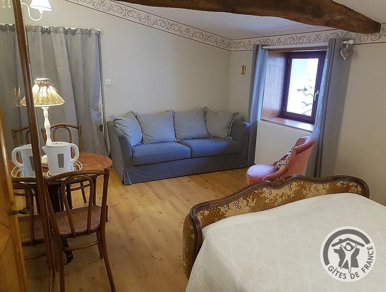 Gîte/Maison de Vacances avec 4 chambres \'Le Clos du Jubin\' à Saint-Forgeux (Rhône, Beaujolais Vert, Sud de Tarare) : coin salon dans la Chambre \'Souvenirs d\'Antan\'.