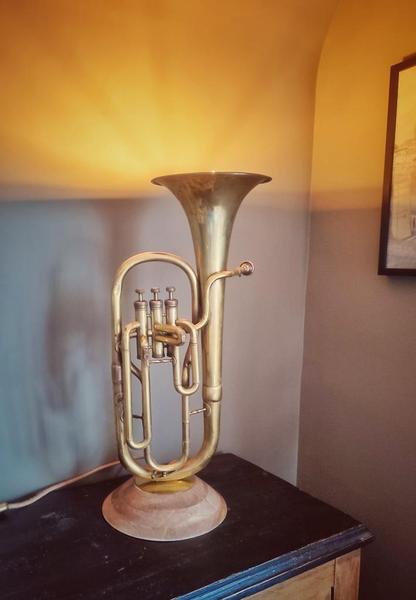 Lampe en forme de trompette 