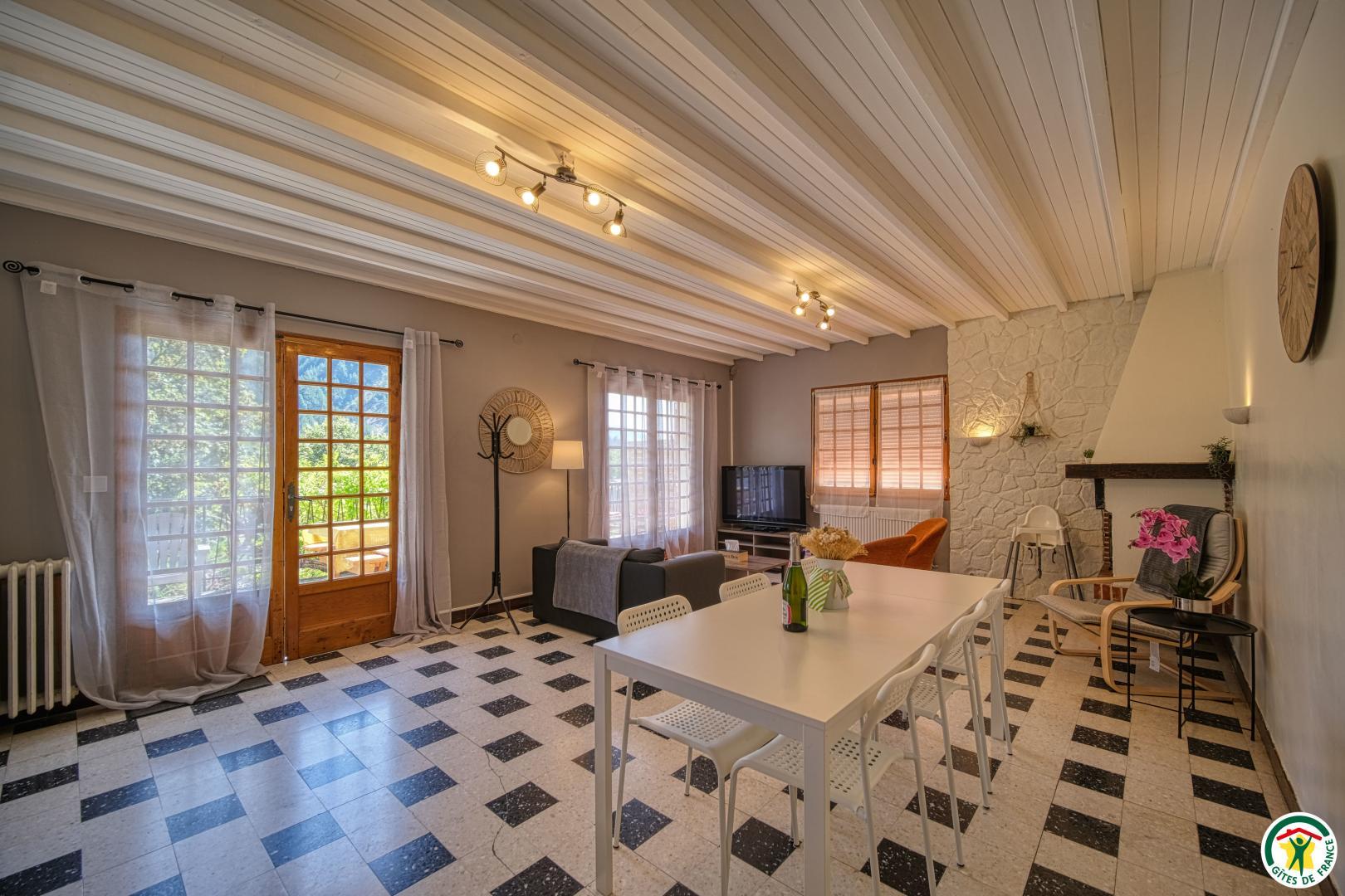 Séjour : espace repas et coin salon
