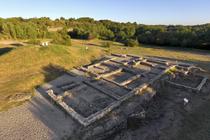 Vue sur l'ancien chantier de fouille archéologique de Larina - Balcons du Dauphiné