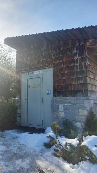 Toilettes accessibles proche de l'église_Combloux