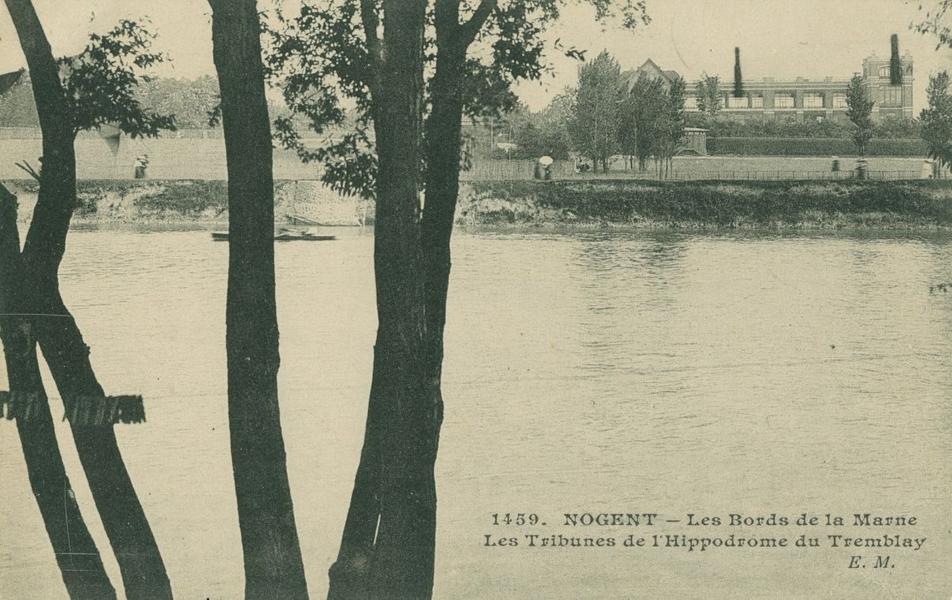 Les tribunes de l'Hippodrome du Tremblay surplombant la Marne 