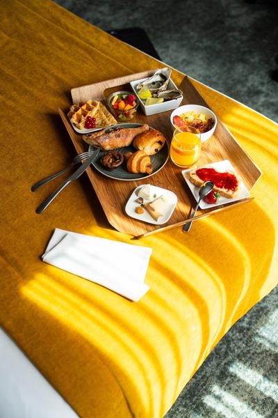 Petit-déjeuner sur un plateau sur un lit