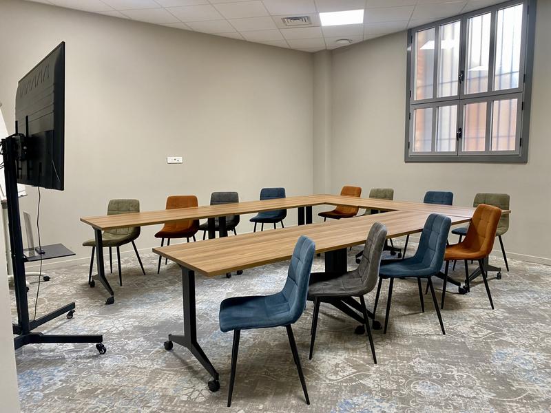 Notre Salle Garibaldi est un lieu de réunion idéal pour vos petites équipes ou entretiens. Réservable à la demi-journée ou à la journée, elle offre un environnement à la fois professionnel et agréable.