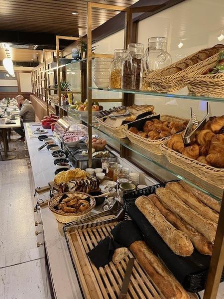 Le buffet du petit-déjeuner avec du pain, des céréales, viennoiseries.