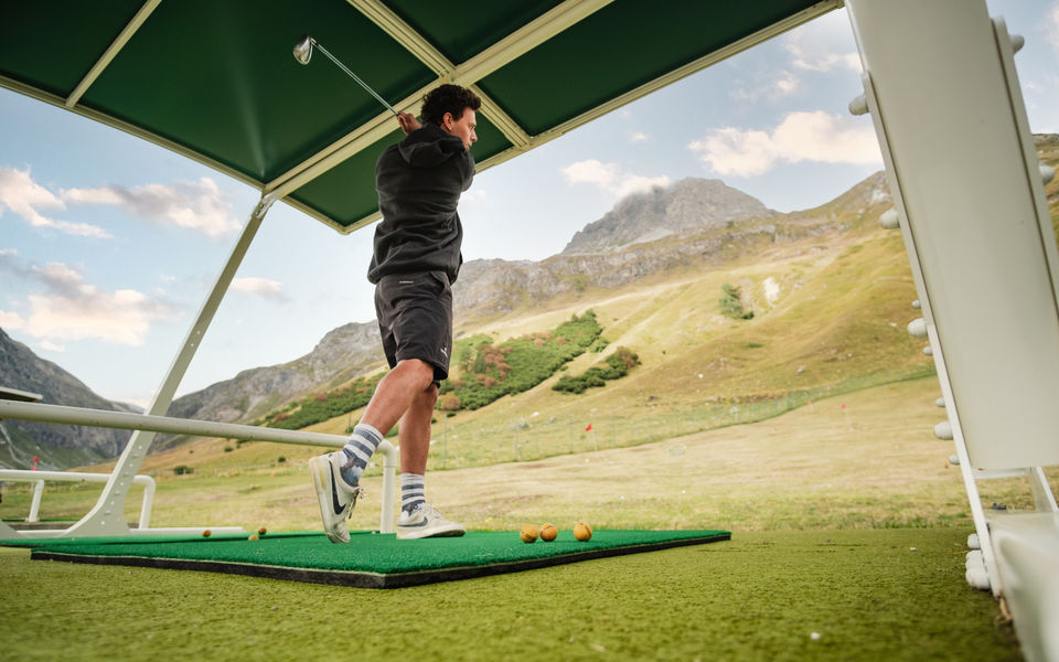 Practice de golf - un homme fait un swing