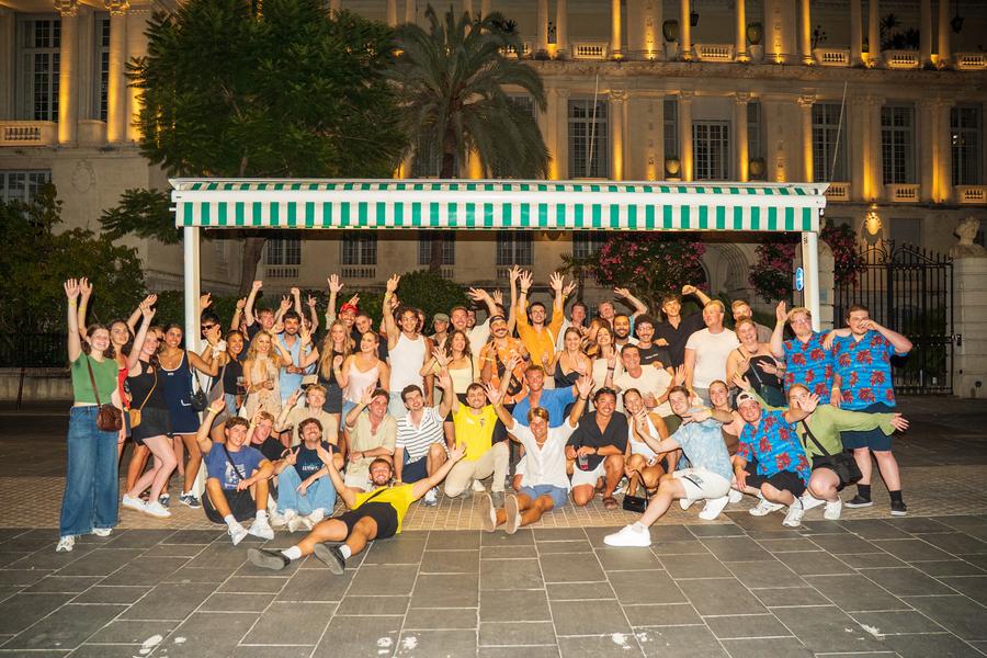 Montée en intensité lors du Orange Bar Crawl à Nice avec une ambiance festive et une fin de soirée en club au cœur de la Côte d’Azur.