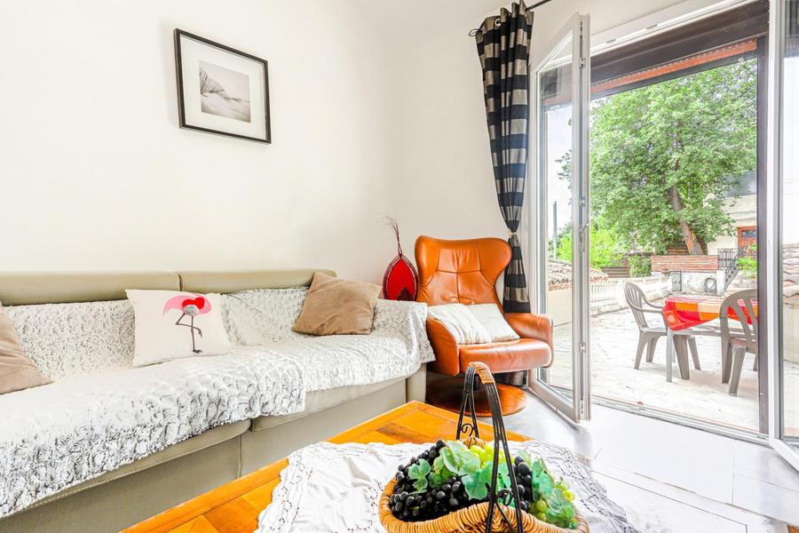 Gîte Le Clos du Noyer Renard-Salon ouvert sur terrasse-La Gaude-Gîtes de France Alpes-Maritimes  
