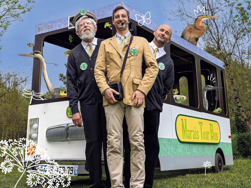3 personnes attendent devant un bus dans le Marais poitevin