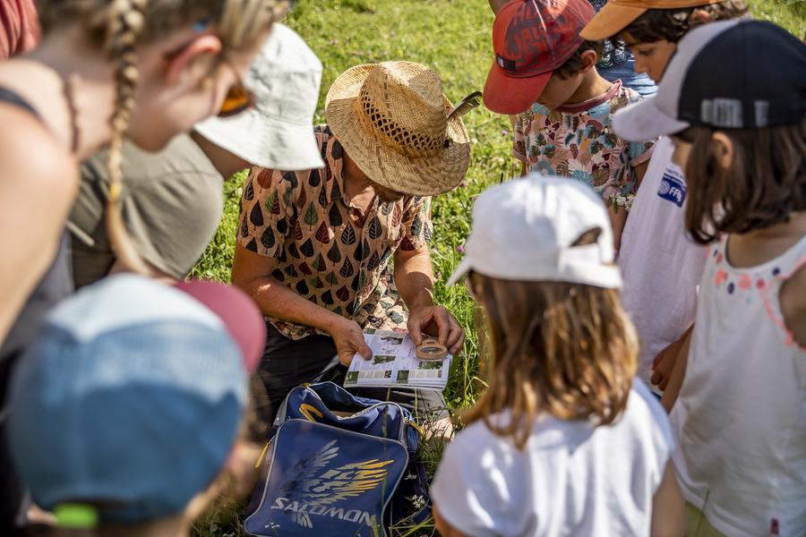 Atelier 7-11 ans Cueillette et fabrication de sirop de sapin et d'épicéa_Le Grand-Bornand