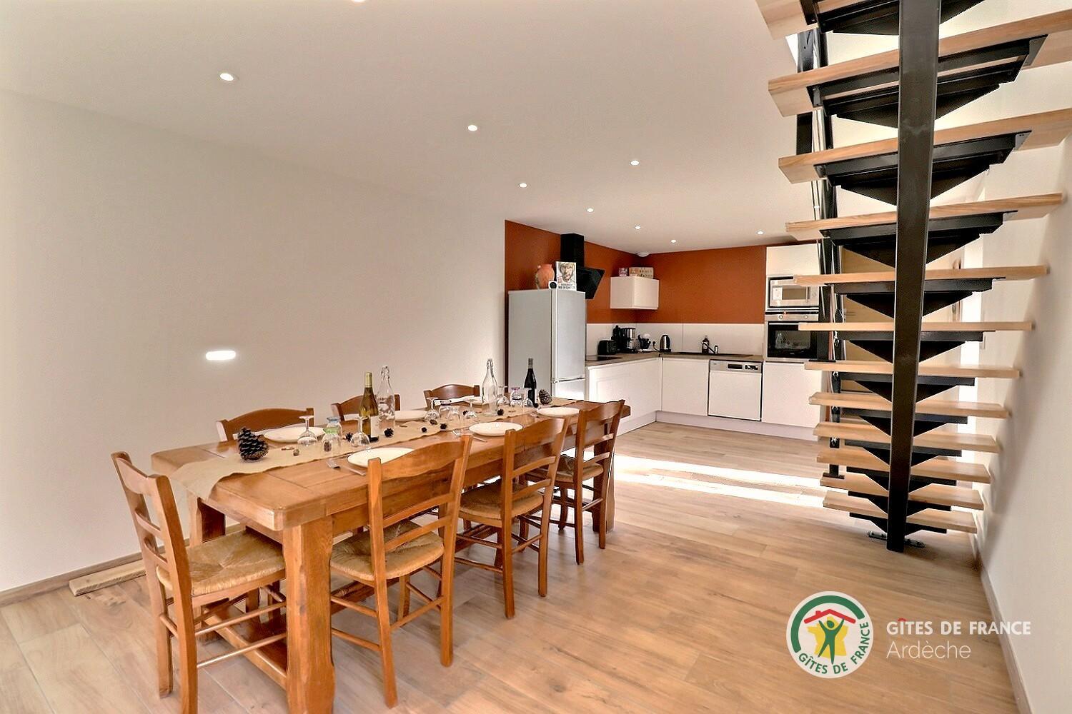 Espace repas dans la pièce de vie