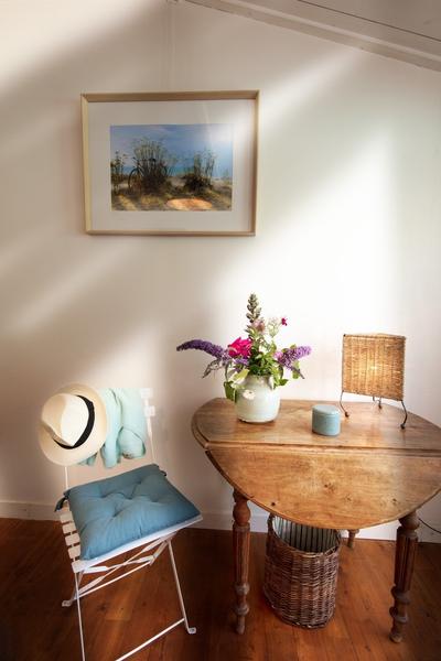 Petite table ronde en bois avec chaise