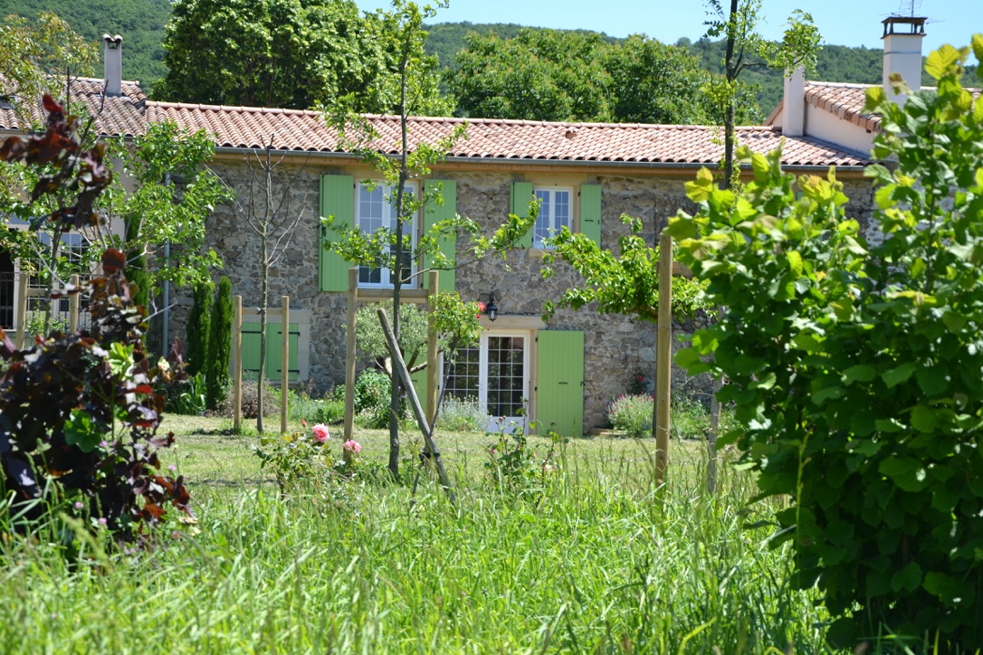Vue principale sur le gîte depuis le parc arboré