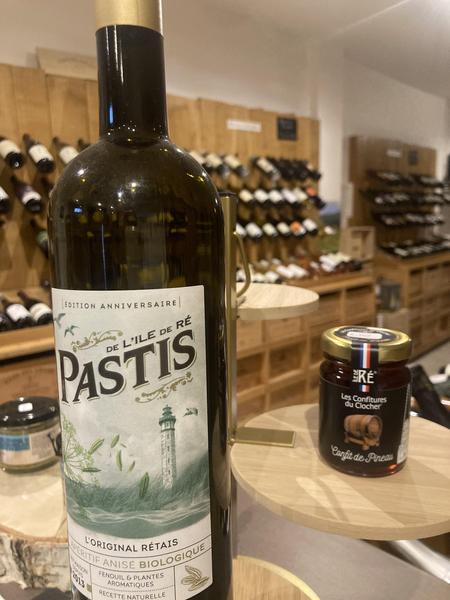 Une bouteille de pastis et une confiture de l'ile de Ré.