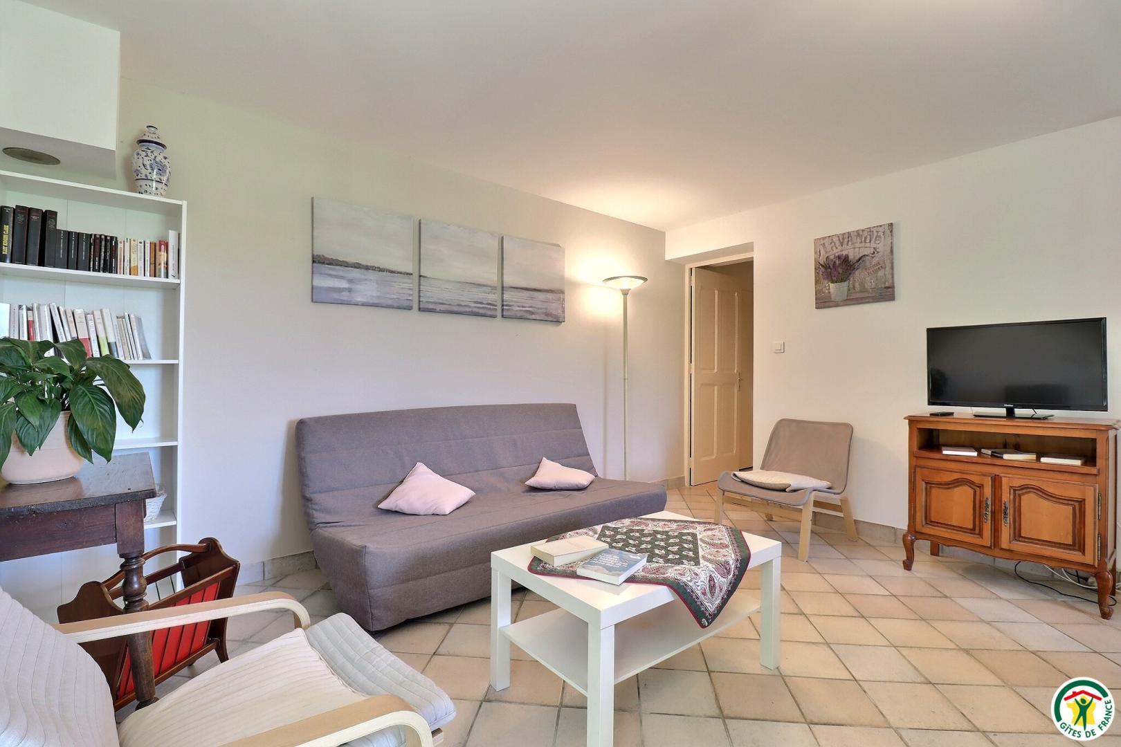 Coin salon TV avec canapé convertible clic-clac 1x140