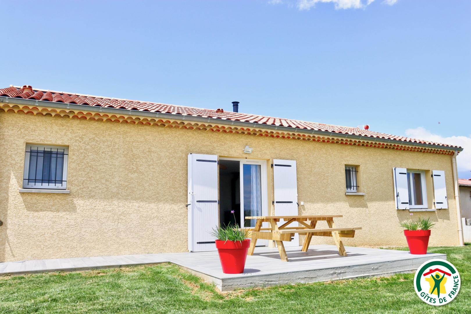 Entrée du gîte avec une 1ere terrasse