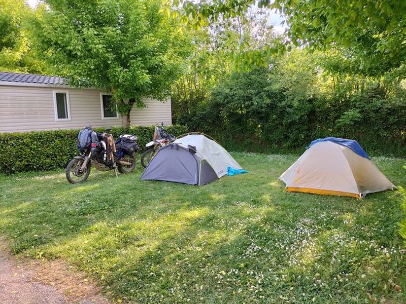 Grands emplacemnts pour randonneurs et 2 roues