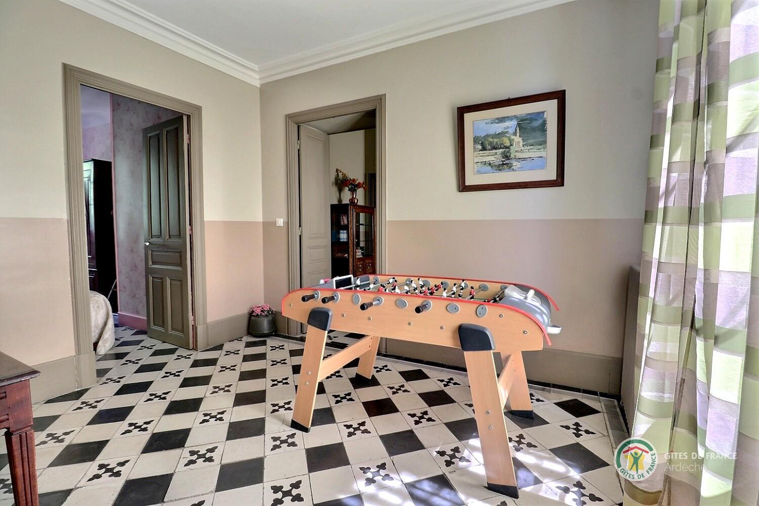 Salon détente du second niveau avec baby-foot