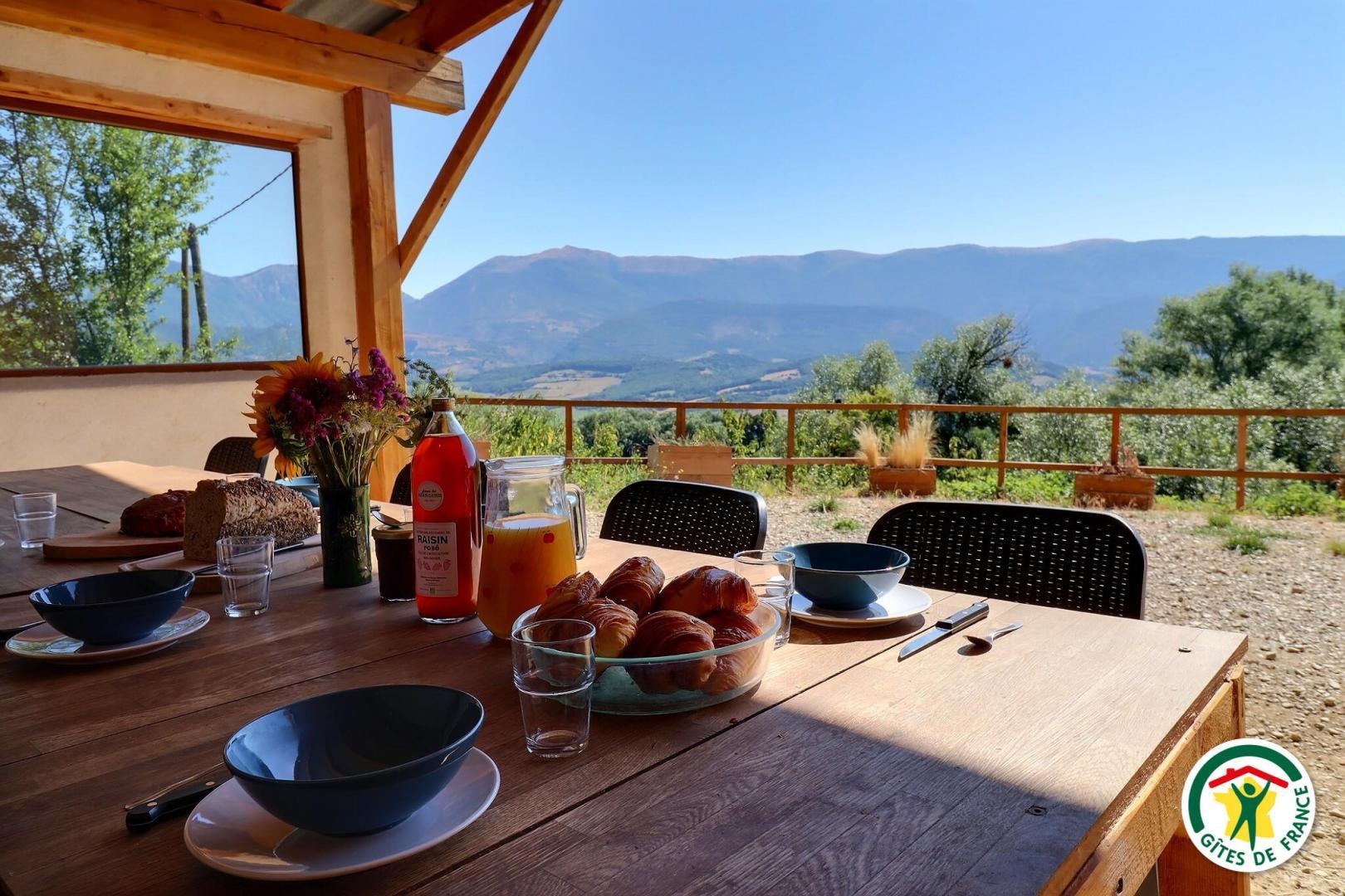 Terrasse abritée, salon de jardin et vue imprenable sur les montagnes