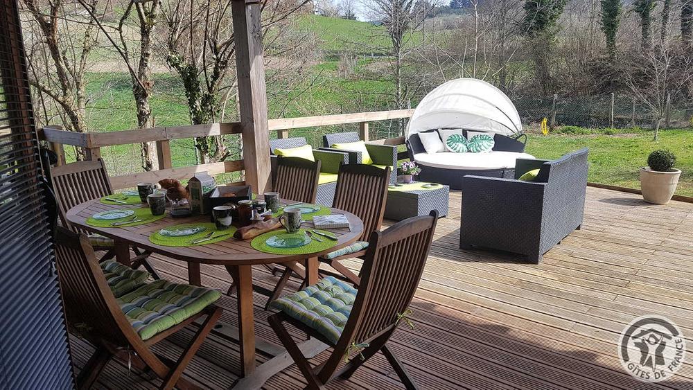 \'Gîte de Basse Comté\' (avec piscine chauffée) à Cublize (Rhône - Beaujolais Vert - Lac des Sapins) : la grande terrasse de 70 m2 et sa vue.