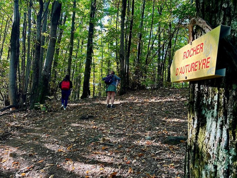 Thueyts - panneau rocher autureyre forêt ©sourcesetvolcans