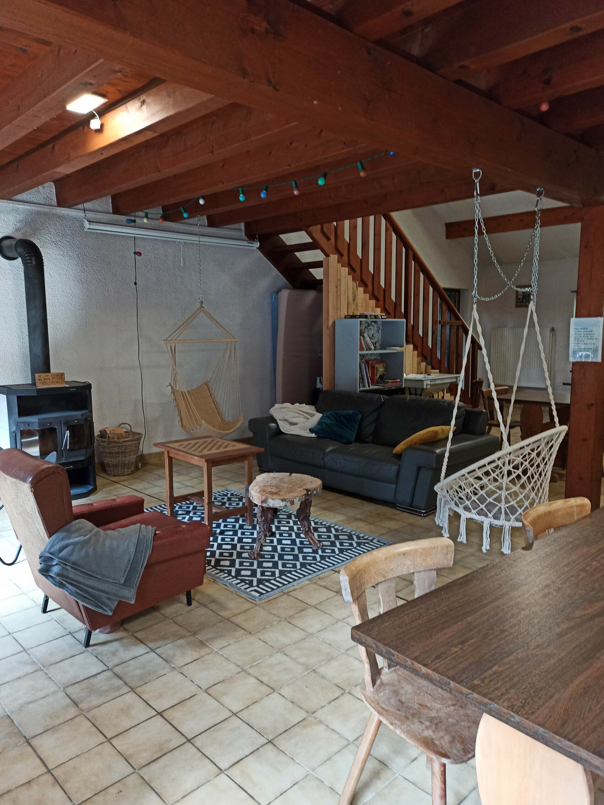 Salon convivial, chaleureux et lumineux, avec mobilier confortable, du Gîte et auberge de Carri à La Chapelle en Vercors..