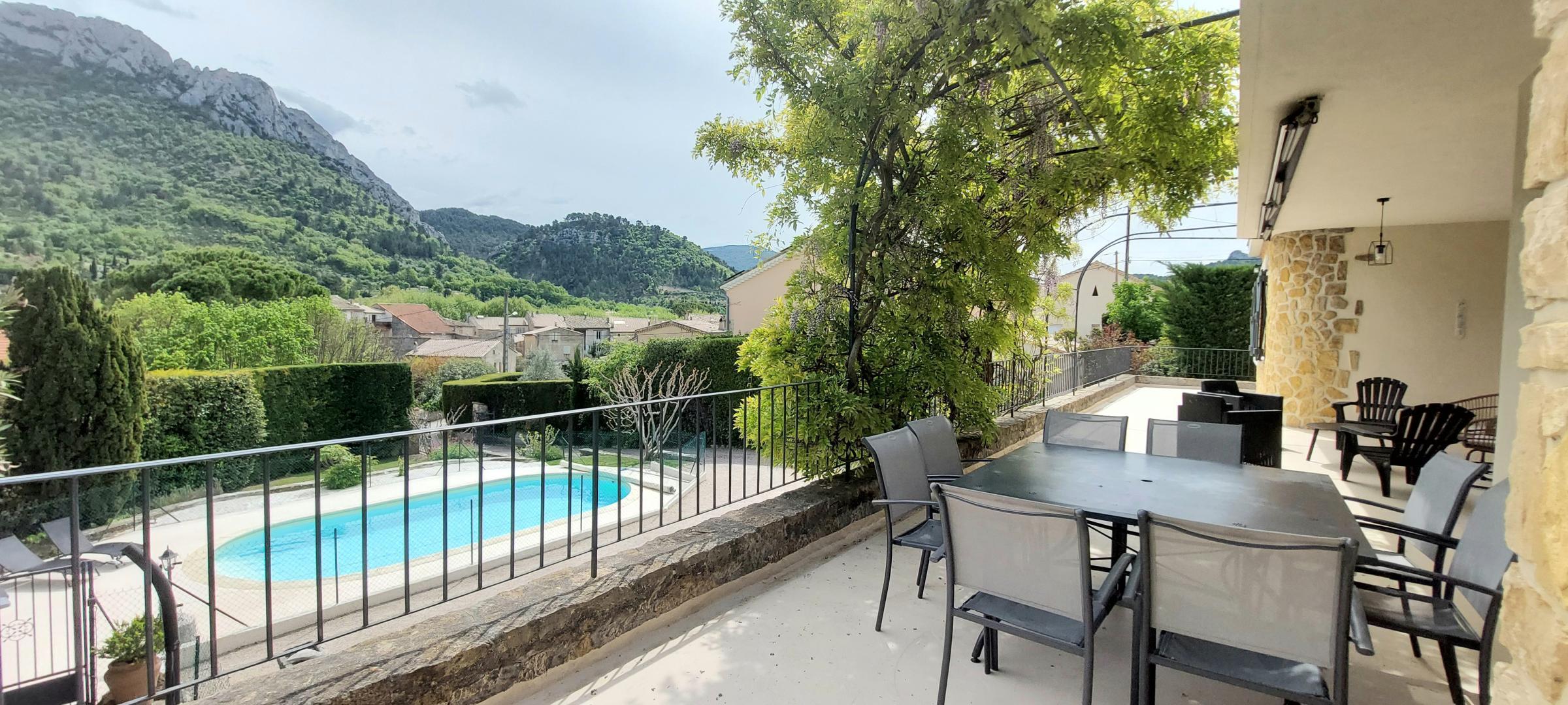 Grande terrasse ombragée d'une glycine pour le plaisir de prendre des repas sous le soleil de la Provence accompagnée des cigales. Idéal pour l'apéro ou repas en famille.